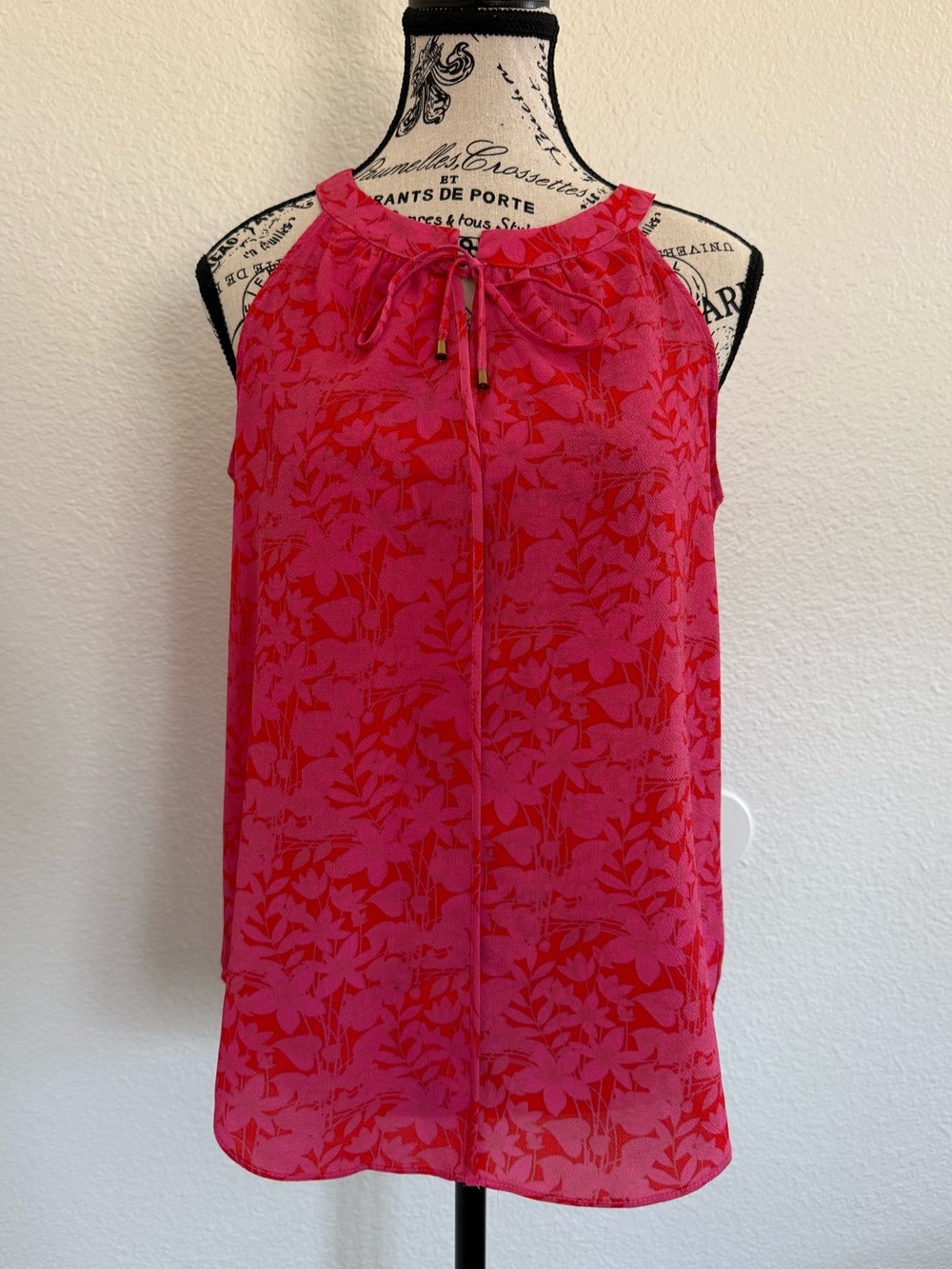 Rose + Olive Women’s Pink Sleeveless Tie-Neck Floral Shell Top